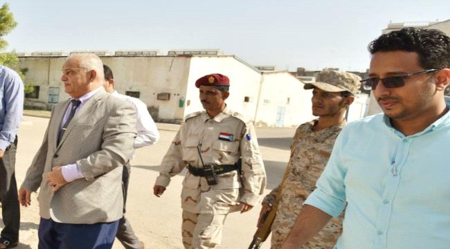 الدكتور الوالي يتفقد مستشفى صلاح الدين بالبريقة