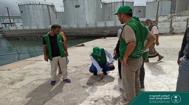 وفد من البرنامج السعودي يتفقد مركز الإنزال السمكي بالمعلا