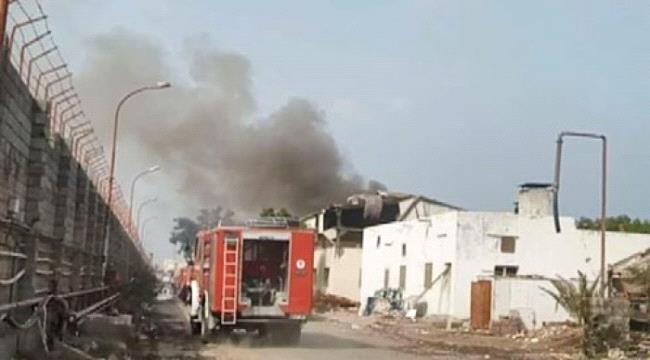 الحوثيون يقصفون مجمع إخوان ثابت الصناعي بالحديدة
