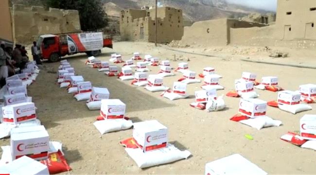 حضرموت.. هلال الإمارات يغيث 500 أسرة بمواد غذائية في ارياف المكلا