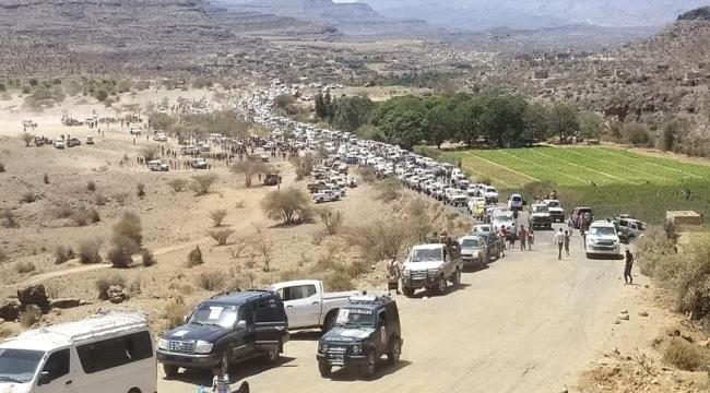 الالاف يشاركون بمراسم تشييع العميد عدنان الحمادي إلى مثواه الأخير في مسقط رأسه