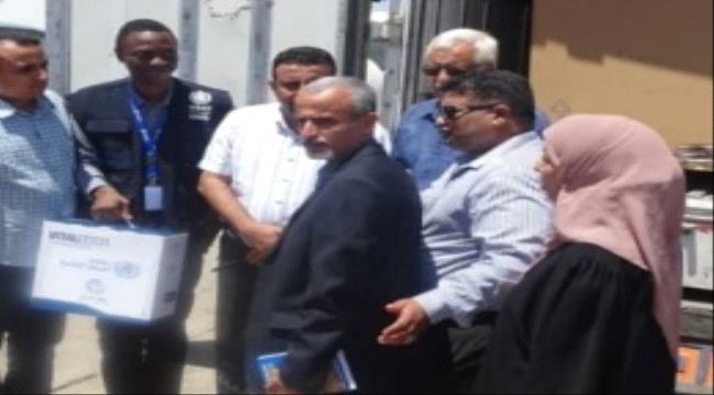 لجنة مجابهة "كورونا" بالمجلس الانتقالي تُسلم عددا من الأجهزة الطبية والوقائية لمحجر الأمل الصحي بالبريقة