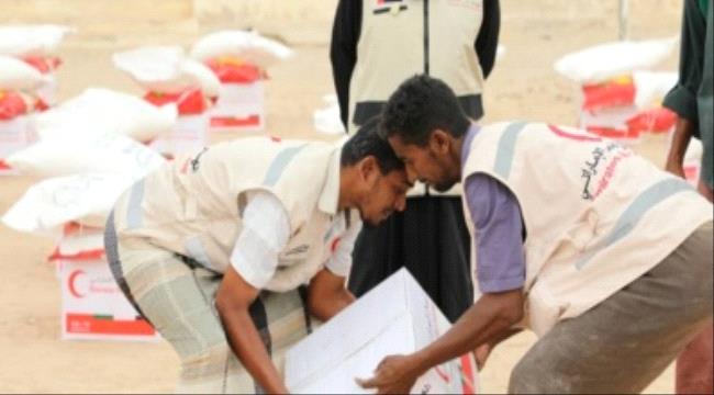 حضرموت.. هلال الإمارات يؤمن الاحتياجات الغذائية لأهالي غيل الحالكة 
