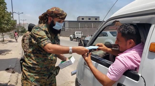 القائد كمال الحالمي يوزع الجنود والمواطنين الكمامات الطبية للوقاية من فيروس كورونا