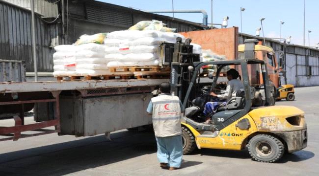 تمهيداً لتوزيعها.. تفريغ حمولة سفينة المساعدات الإماراتية بالمكلا
