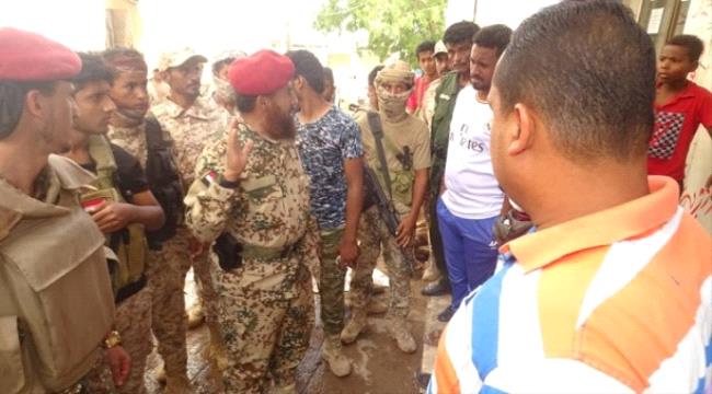 قوات الدعم والإسناد تساند الاهالي في رفع مخلفات الأمطار بالشيخ عثمان بعدن
