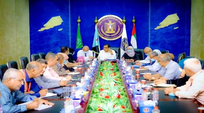 السقطري يرأس اجتماعا موسعا للجنة الإغاثة والأعمال الإنسانية بالمجلس الانتقالي