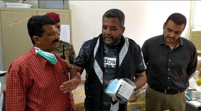 المشبق يسلم خمسون ألف كمامة طبية للمركز الصحي بمديرية المعلا 