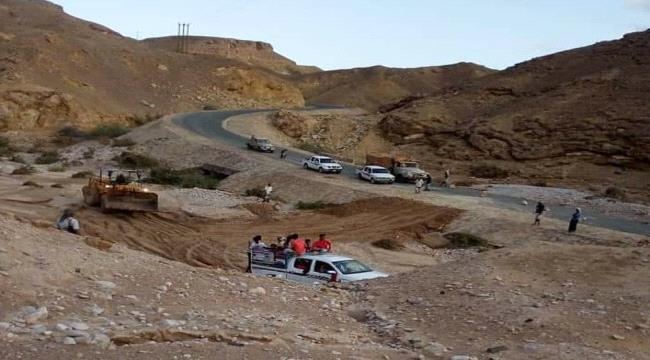 أهالي حجر حضرموت يشيدون بدور انتقالي المديرية في ترميم الطريق الرئيسية 