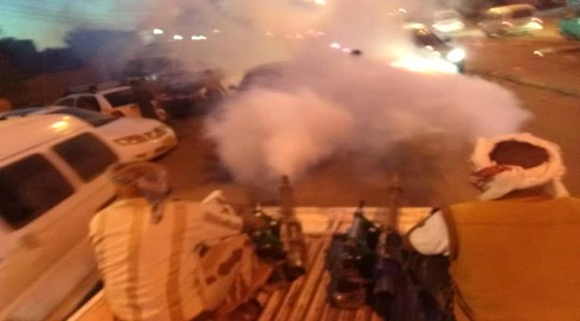 السلطة المحلية وقيادة الحزام بالشيخ عثمان ينفذون حملة الرش الضبابي في شوارع المديرية