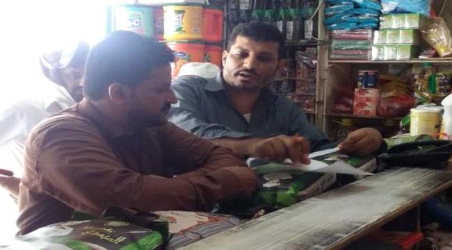 مكتب التجارة بلحج يحمل الشرعية مسؤولية ارتفاع الأسعار
