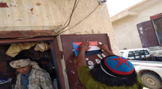 شبوة.. انتقالي الصعيد يدشن حملة توزيع اعلام دولة الجنوب وشعارات المجلس بمنطقة المصينعة