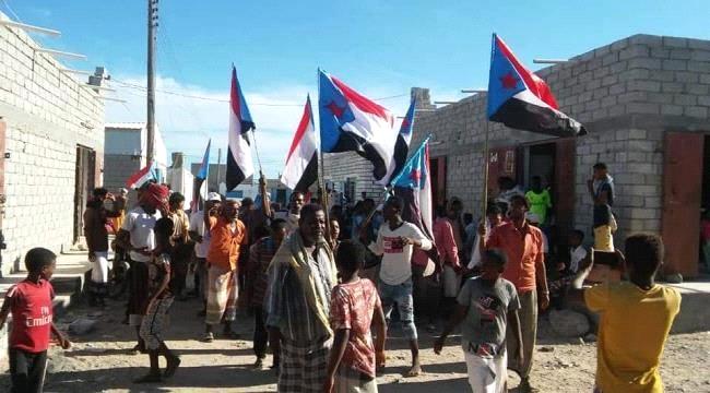 مسيرة جماهيرية بميفع حجر تأييداً لبيان الانتقالي بتنفيذ الإدارة الذاتية