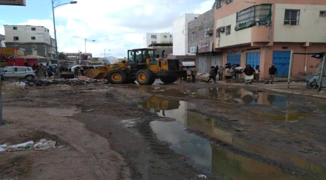المقاومة الجنوبية تبادر بشفط المياه ورفع القمامة من احياء عدن