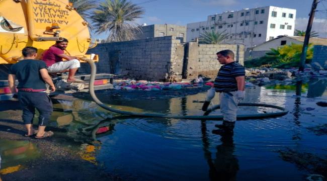 دائرة الشباب والطلاب تواصل مبادرتها في رفع مخلفات الأمطار بالعاصمة عدن