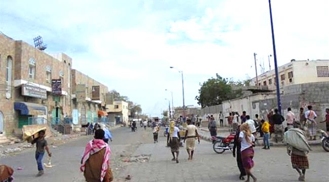 مسلح يفجر قنبلة يدوية بلحج ويصيب عدداً من الجنود..تفاصيل