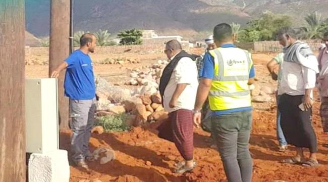 سقطرى.. خليفة الإنسانية توصل الكهرباء إلى منطقة كدحة