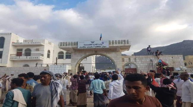 طالبوا برحيل المحافظ..اهالي سقطرى يقتحمون مبنى المحافظة ويرفعون علم الجنوب 