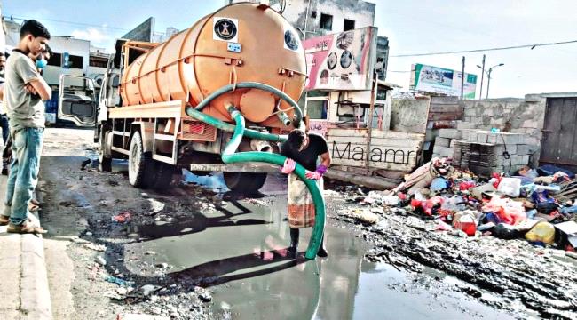 دائرة الشباب والرياضة في المجلس الانتقالي الجنوبي تواصل جهودها في رفع مخلفات الأمطار بخورمكسر.