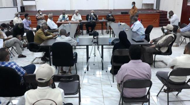 الوالي يناقش مع مدراء المكاتب التنفيذية بعدن الحلول العاجلة لتوفير الخدمات الاساسية للمواطنين  