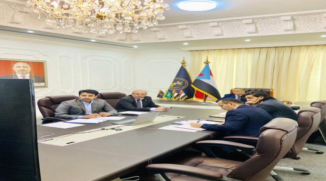 عبر الإتصال المرئي..الانتقالي يناقش مع غريفيت جهود السلام والوضع الانساني