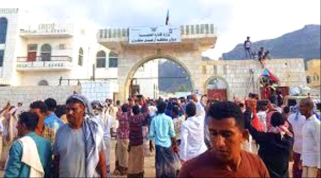 كاتب جنوبي: ما يحدث بالجنوب ارادة شعبية استجاب لها الانتقالي لرفع معاناة الشعب
