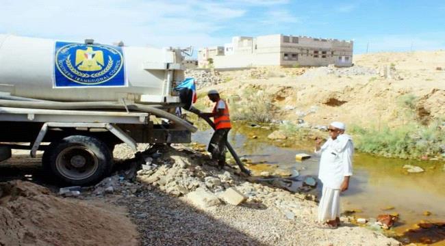 إنتقالي  إنتقالي غيل باوزير ينفذ حملة لشفط المياه الراكدة بالمديرية