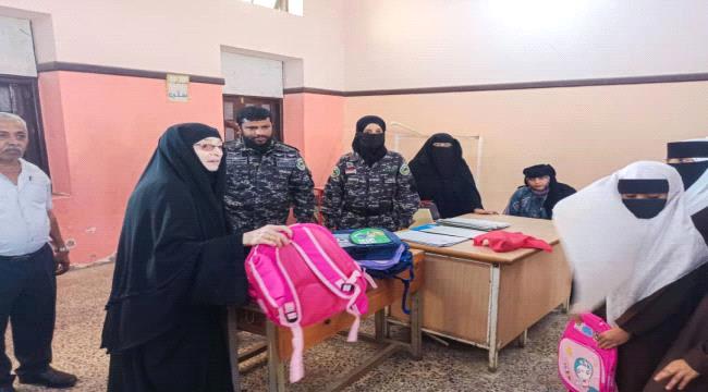 بدعم قوات حرس المنشآت.. استمرار حملة توزيع الحقائب المدرسية في العاصمة عدن 1 f49e0c55 1ec3 4a9a a99c 8e8708fcb9e4