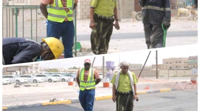 مدير عام الشحر يطلع على سير عمل انشاء مطبات آمنة ضمن مشروع السفلتة الداخلية للمديرية 1 5bf24acf 07d1 4df5 b19f a94f24f39c82