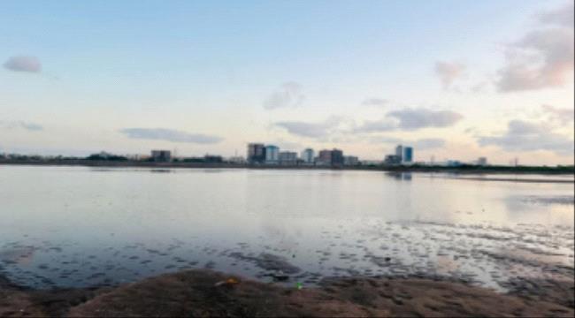 ارتفاع غير مسبوق لمياه البحر في العاصمة عدن
