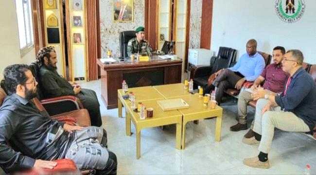 الحزام الأمني يبحث مع الصليب الأحمر  تعزيز التعاون في التدريب والدعم الصحي ومكافحة الألغام