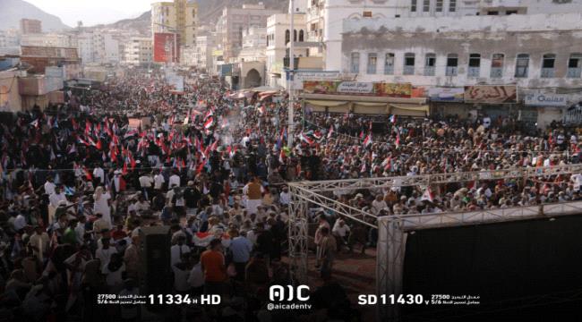 توافد الحشود المشاركة في الفعالية الحاشدة إلى ساحة الحرية