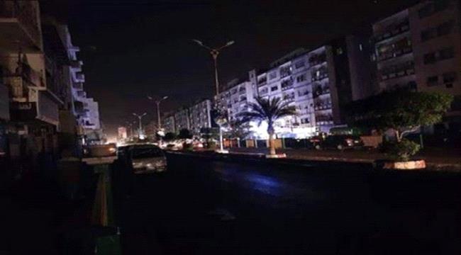 عدن تئن تحت الظلام وحرارة الصيف .. الحكومة تواصل تجاهل نداءات الاستغاثة