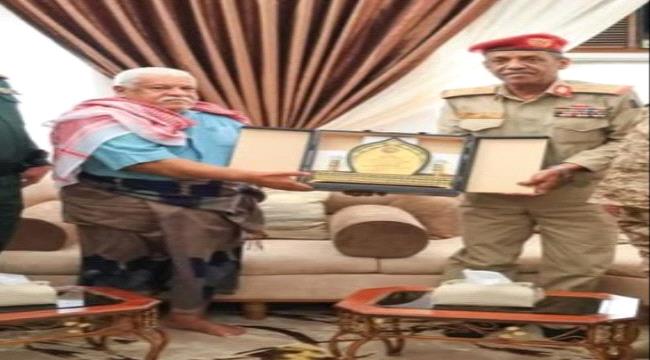 قائد المنطقة العسكرية الثانية يكرّم اللواء الركن عبدالرحيم عتيق بدرع الوفاء