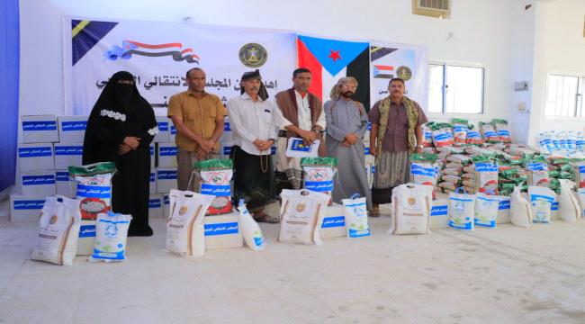 انتقالي وادي حضرموت يدشّن توزيع السلال الغذائية للأسر الأشد احتياجًا