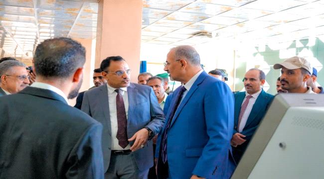 الرئيس الزُبيدي يتفقد سير العمل بديوان عام وزارة الزراعة والري والثروة السمكية وقطاعاتها
