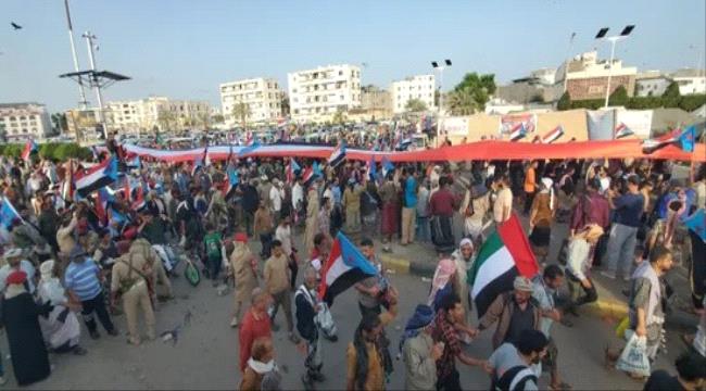 وصول أبناء يافع إلى ساحة العروض بالعاصمة عدن 