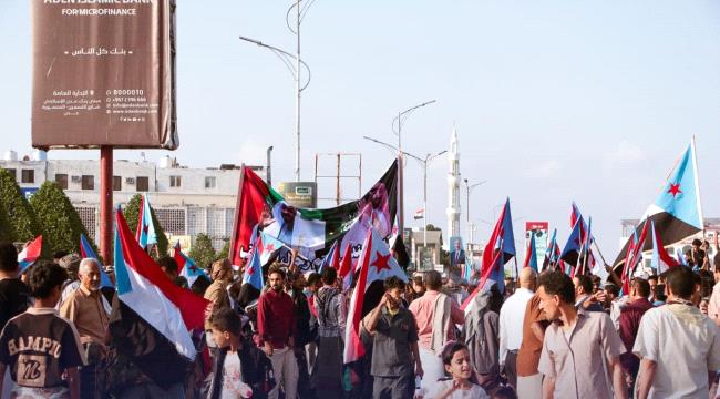 ساحة العروض تحيي فعاليات ثورية وشعرية في يومها السادس عشر مطالبة بإعلان دولة الجنوب العربي 
