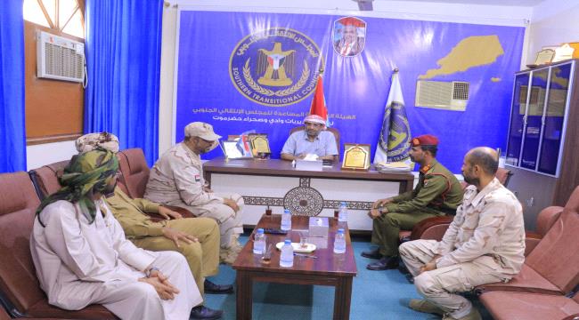 رئيس انتقالي وادي وصحراء حضرموت يلتقي قائد كتيبة النخبة مشاة المستقلة بمعسكر العند 