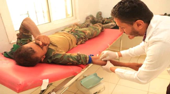 مستشفى عبود يستقبل 16 متبرعًا بالدم من قوات الحماية والحزام الأمني لتعزيز بنك الدم