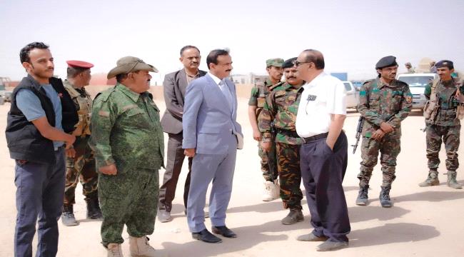محافظ شبوة يتفقد مشاريع خدمية في عتق ويشيد بالدعم الإماراتي