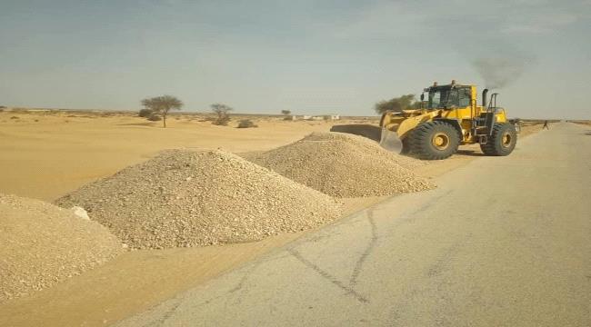 الطرق والجسور بالمهرة تزيل الرمال من الخط الدولي بمنطقة الدرو استجابة لتوجيهات المحافظ