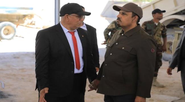 محافظ حضرموت يتفقد إدارة الأشغال ويشيد بجهودها في خدمة المديريات