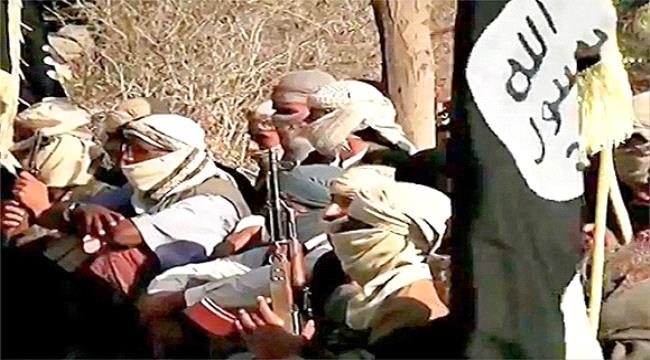 قاعدة اليمن تتصدع من الداخل.. قادة منشقون يمهلون القيادة 10 أيام قبل الاقتتال