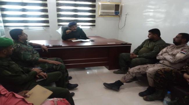 اجتماع أمني بلحج لمواجهة سرقة الكابلات والممتلكات الحكومية