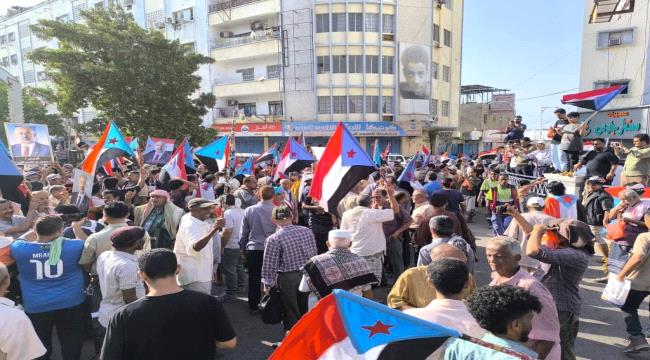 مظاهرة سلمية حاشدة بالعاصمة عدن تضامنًا مع أبناء حضرموت.. بيان 