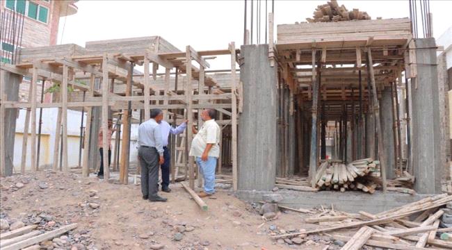 مدير عام خورمكسر يطّلع على تقدم العمل في مشروع فصول جديدة بثانوية عبدالباري للبنات 