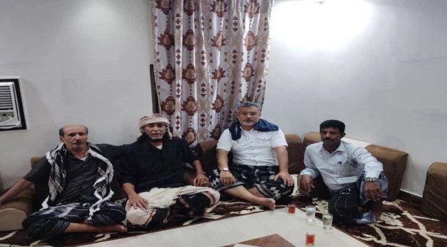 رئيس انتقالي المكلا يزور المناضل عبدالله باسنبل عقب الإفراج عنه 