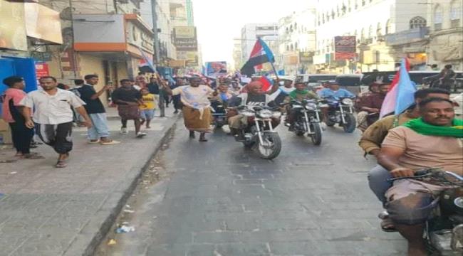 مسيرة بالدراجات النارية تجوب شوارع المكلا 