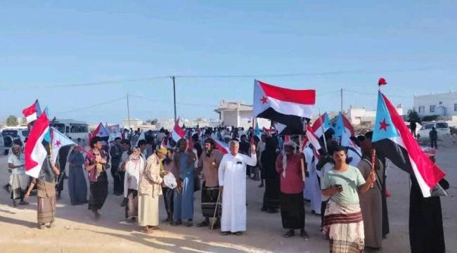 توافد شعبي واسع إلى ساحة الحرية في الغيضة 